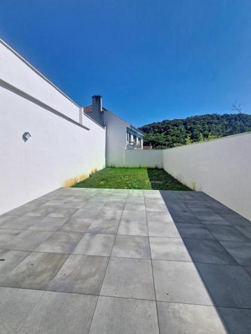 Maison entièrement rénovée avec 3 chambres, 1 bureau, terrasse et jardin aux portes des frontières !