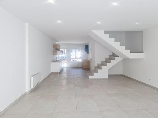 Maison entièrement rénovée avec 3 chambres, 1 bureau, terrasse et jardin aux portes des frontières !