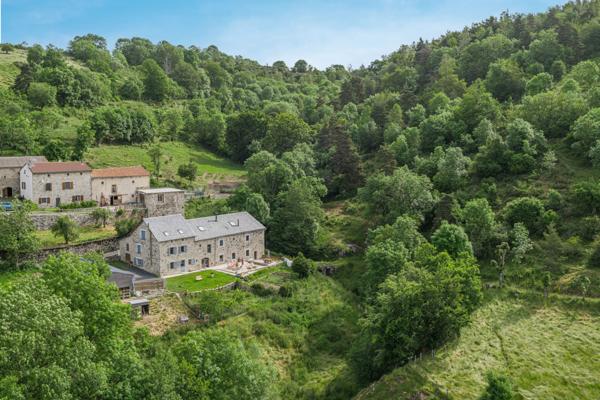 Le Malzieu-Ville (48140) Magnifique corps de ferme entièrement rénové, cadre exceptionnel, Lozère, secteur Margeride
