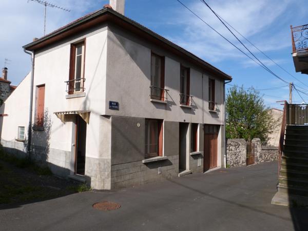 Maison de bourg avec cour interieure - LA ROCHE BLANCHE (63670)