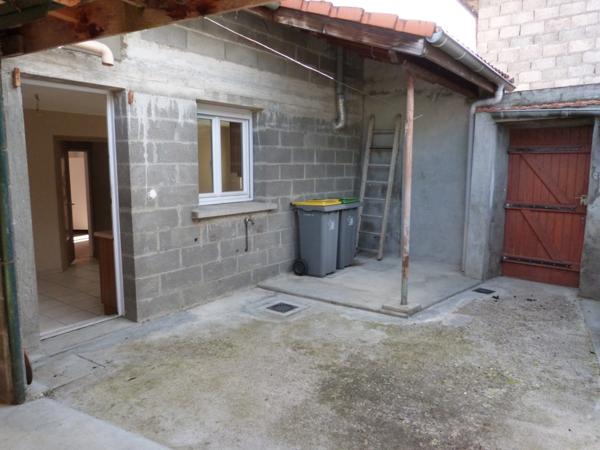 Maison de bourg avec cour interieure - LA ROCHE BLANCHE (63670)