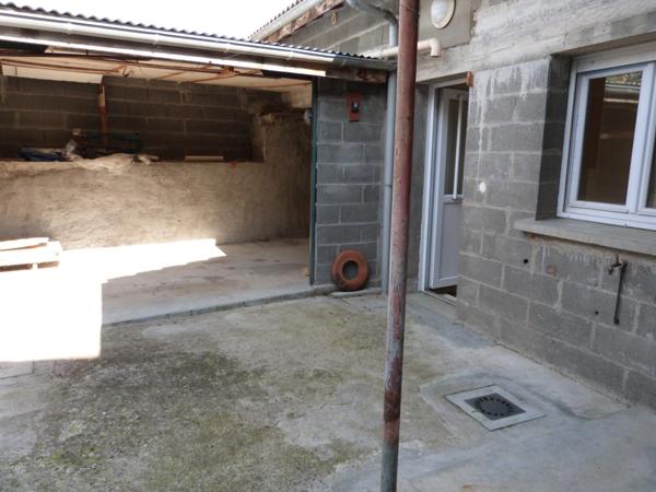 Maison de bourg avec cour interieure - LA ROCHE BLANCHE (63670)