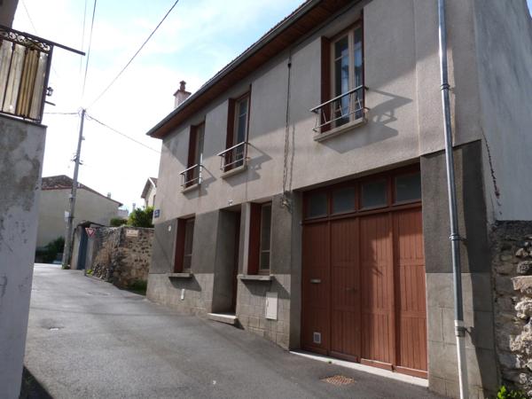 Maison de bourg avec cour interieure - LA ROCHE BLANCHE (63670)