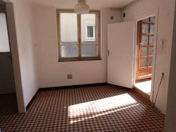 Maison de bourg avec cour interieure - LA ROCHE BLANCHE (63670)