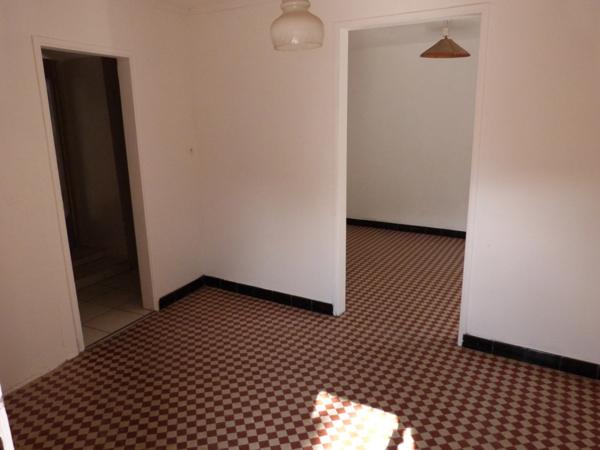 Maison de bourg avec cour interieure - LA ROCHE BLANCHE (63670)