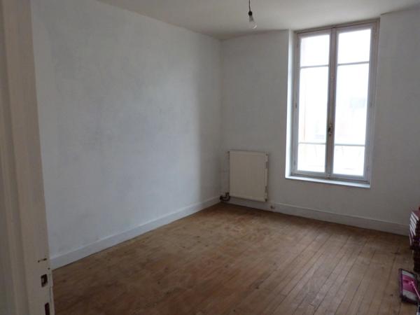 Maison de bourg avec cour interieure - LA ROCHE BLANCHE (63670)