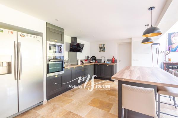 Propriété de 400 m² sur terrain paysagé de 3411m²