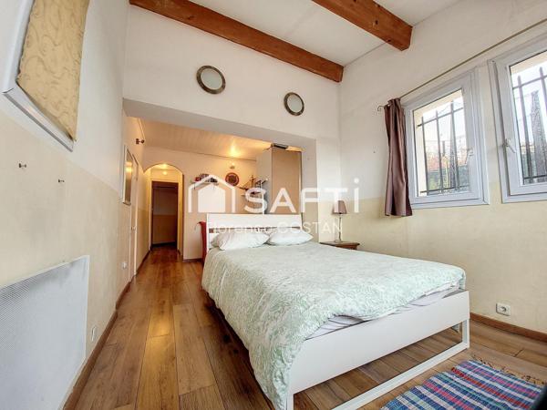 Rare à la vente - Maison d'environ 140 m² avec piscine proche à pied du  village de Velaux