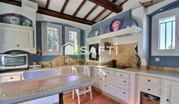 Rare à la vente - Maison d'environ 140 m² avec piscine proche à pied du  village de Velaux