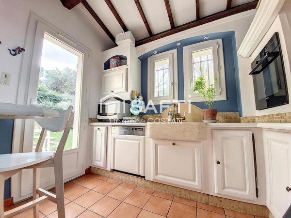 Rare à la vente - Maison d'environ 140 m² avec piscine proche à pied du  village de Velaux