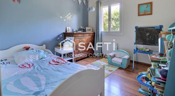 Rare à la vente - Maison d'environ 140 m² avec piscine proche à pied du  village de Velaux