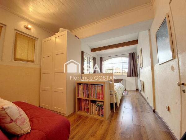 Rare à la vente - Maison d'environ 140 m² avec piscine proche à pied du  village de Velaux