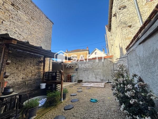 Confort, cour et garages : maison à ne pas manquer