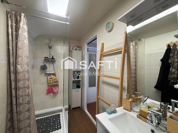 Confort, cour et garages : maison à ne pas manquer