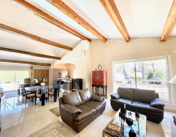 Puget/Argens- au calme villa 240 m2 - 5 chambres piscine -sous sol 150m2