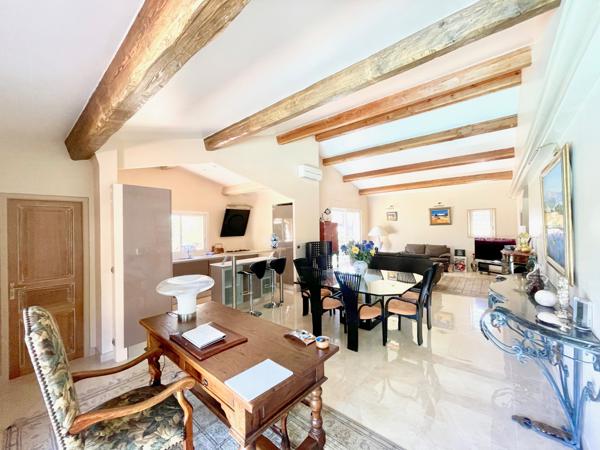 Puget/Argens- au calme villa 240 m2 - 5 chambres piscine -sous sol 150m2