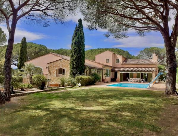 Puget/Argens- au calme villa 240 m2 - 5 chambres piscine -sous sol 150m2