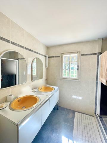 Puget/Argens- au calme villa 240 m2 - 5 chambres piscine -sous sol 150m2