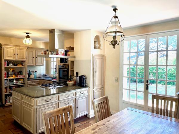 Puget/Argens- au calme villa 240 m2 - 5 chambres piscine -sous sol 150m2