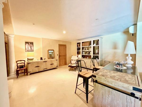 Puget/Argens- au calme villa 240 m2 - 5 chambres piscine -sous sol 150m2