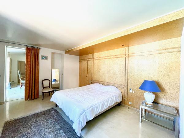 Puget/Argens- au calme villa 240 m2 - 5 chambres piscine -sous sol 150m2