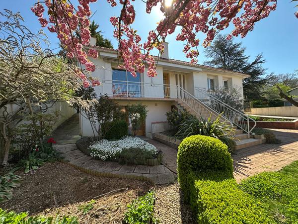 POITIERS SUD - A 5 MIN D'AUCHAN - MAISON D'ENVIRON 203m2 - 4/5CHAMBRES - APPENTIS - CHARMANTE -