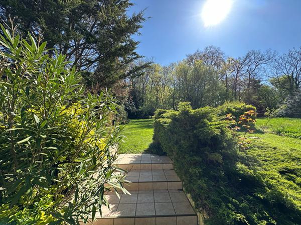 POITIERS SUD - A 5 MIN D'AUCHAN - MAISON D'ENVIRON 203m2 - 4/5CHAMBRES - APPENTIS - CHARMANTE -