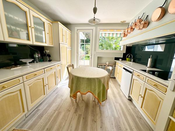 POITIERS SUD - A 5 MIN D'AUCHAN - MAISON D'ENVIRON 203m2 - 4/5CHAMBRES - APPENTIS - CHARMANTE -