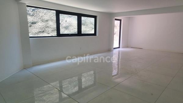 Local professionnel de 50m² - Fort de France Dillon Stade