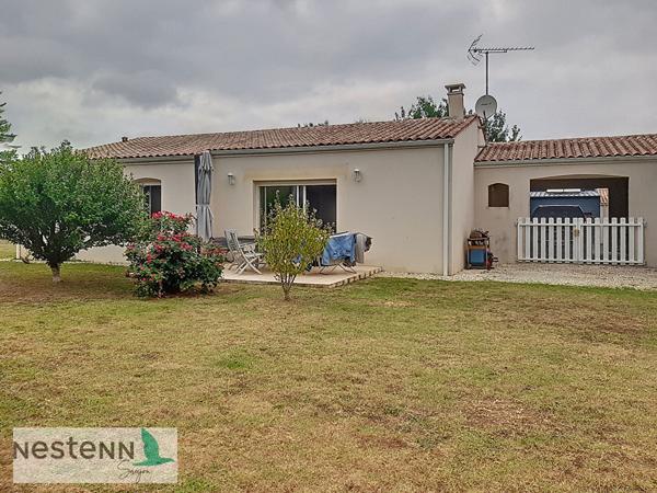 Pavillon 96m² à vendre à Gemozac, 3 chambres, abri voiture, sur terrain clos et aménagé de 844m²