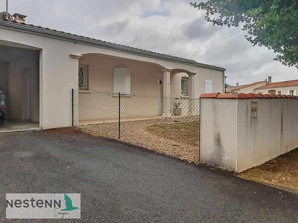 Pavillon 96m² à vendre à Gemozac, 3 chambres, abri voiture, sur terrain clos et aménagé de 844m²