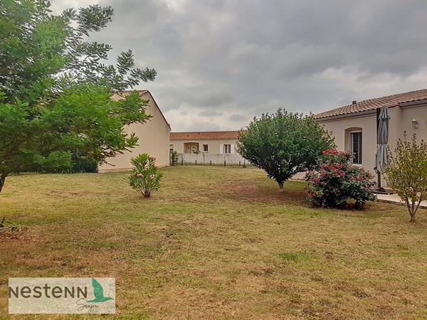 Pavillon 96m² à vendre à Gemozac, 3 chambres, abri voiture, sur terrain clos et aménagé de 844m²