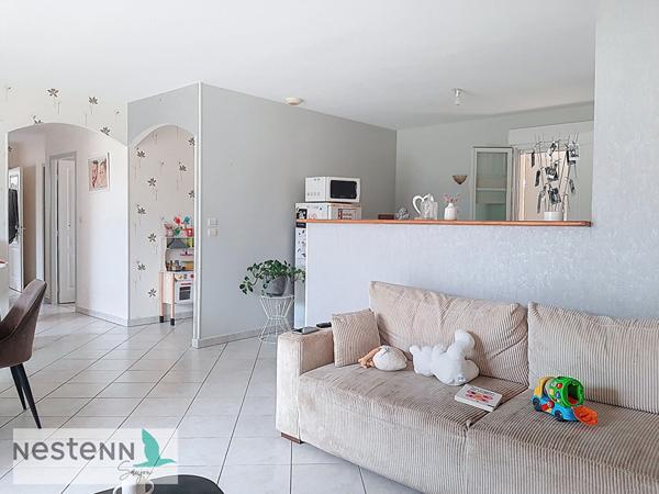 Pavillon 96m² à vendre à Gemozac, 3 chambres, abri voiture, sur terrain clos et aménagé de 844m²