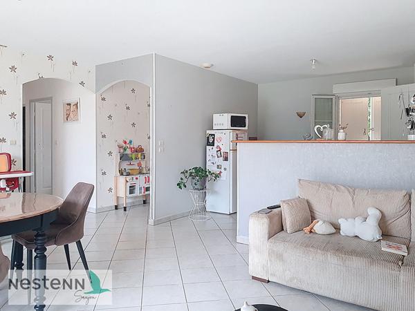 Pavillon 96m² à vendre à Gemozac, 3 chambres, abri voiture, sur terrain clos et aménagé de 844m²