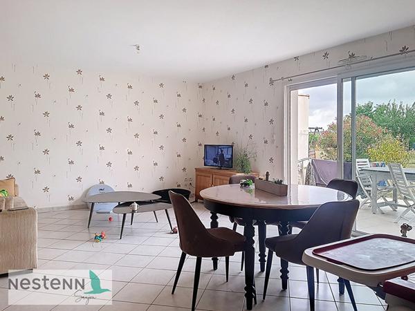 Pavillon 96m² à vendre à Gemozac, 3 chambres, abri voiture, sur terrain clos et aménagé de 844m²