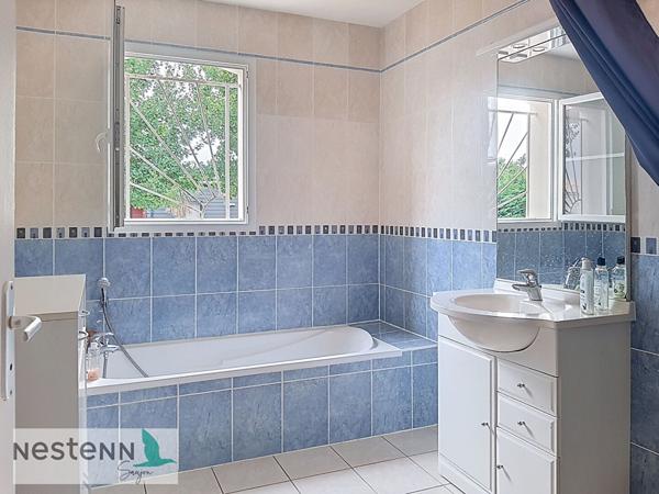 Pavillon 96m² à vendre à Gemozac, 3 chambres, abri voiture, sur terrain clos et aménagé de 844m²