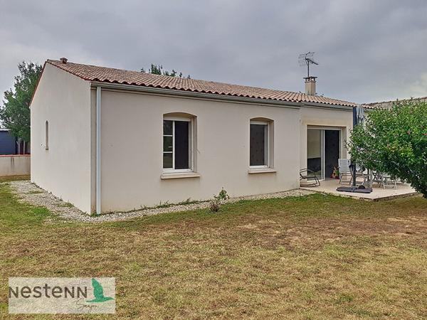 Pavillon 96m² à vendre à Gemozac, 3 chambres, abri voiture, sur terrain clos et aménagé de 844m²