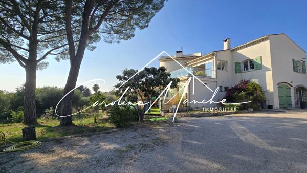 Maison de 250m² sur 2 niveaux - 5 chambres - garage - terrain de 1500m² piscinable