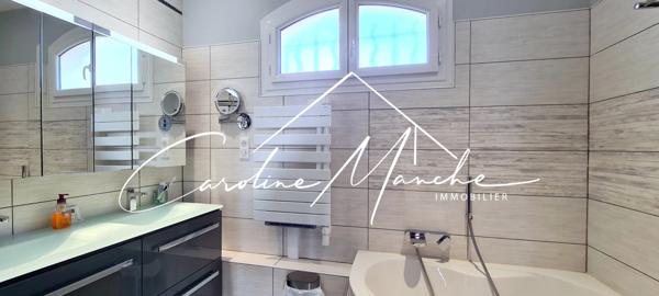 Maison de 250m² sur 2 niveaux - 5 chambres - garage - terrain de 1500m² piscinable