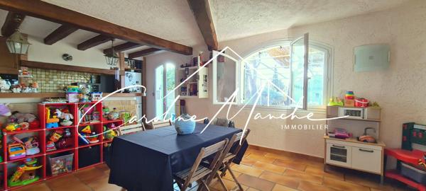 Maison de 250m² sur 2 niveaux - 5 chambres - garage - terrain de 1500m² piscinable