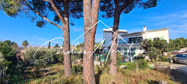 Maison de 250m² sur 2 niveaux - 5 chambres - garage - terrain de 1500m² piscinable