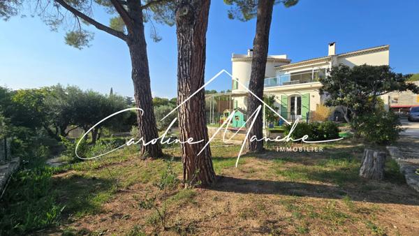 Maison de 250m² sur 2 niveaux - 5 chambres - garage - terrain de 1500m² piscinable
