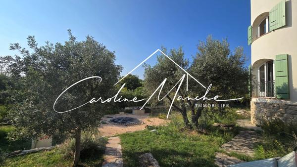 Maison de 250m² sur 2 niveaux - 5 chambres - garage - terrain de 1500m² piscinable