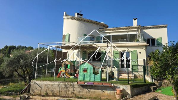 Maison de 250m² sur 2 niveaux - 5 chambres - garage - terrain de 1500m² piscinable