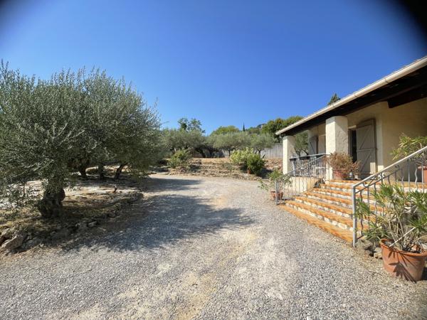 Cotignac (83570) COTIGNAC Villa à louer 3 chambres, terrain de 1610 m², proche du centre village à pied.