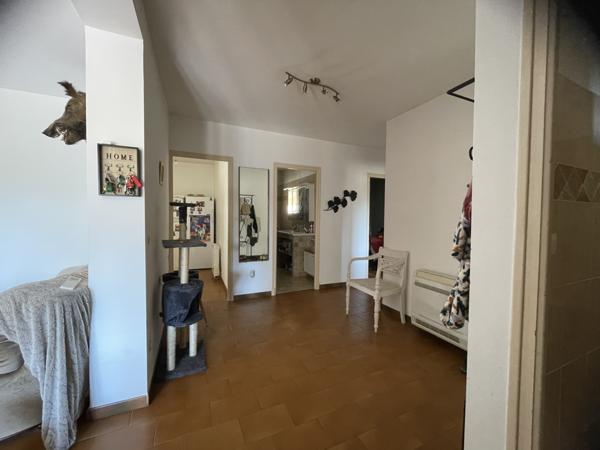 Cotignac (83570) COTIGNAC Villa à louer 3 chambres, terrain de 1610 m², proche du centre village à pied.