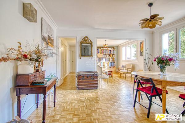 Versailles Saint-Louis Appartement 4 pièces de 86m² carrez situé au 1er étage avec ascenseur €675 000 ** - Référence 27535