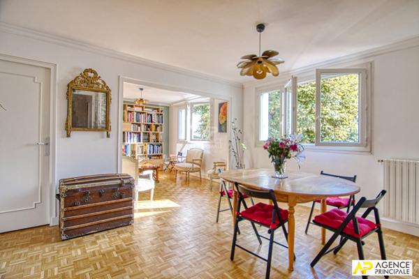 Versailles Saint-Louis Appartement 4 pièces de 86m² carrez situé au 1er étage avec ascenseur €675 000 ** - Référence 27535