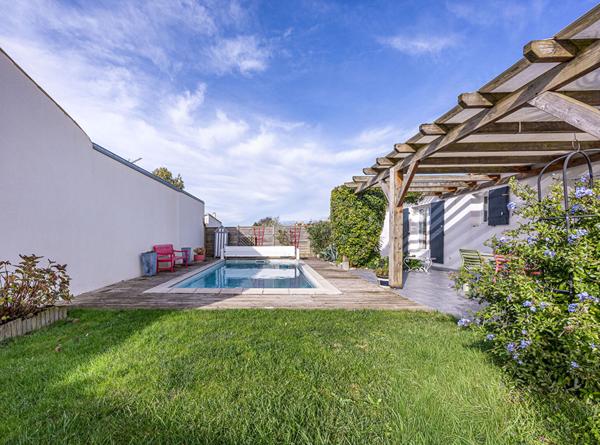 Maison familiale plain pied avec piscine 153M²