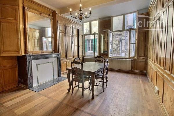 Au cœur de BAR LE DUC, je vous invite à découvrir cette charmante maison de ville authentique rénovée en partie.